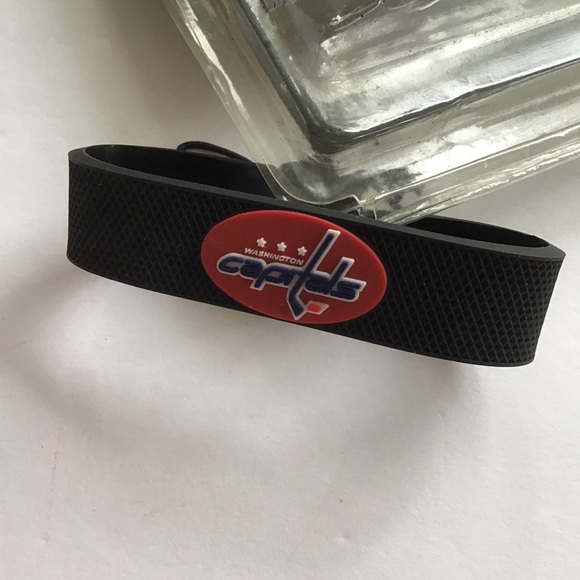 NWT WASHINGTON CAPITALS NHL HOCKEY PUCK BRACELET NWT - Picture 8 of 11